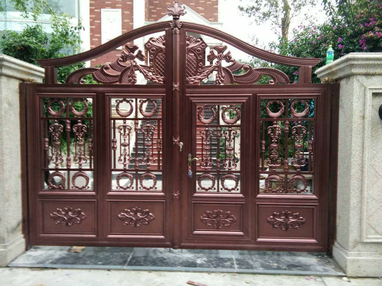 濟(jì)南鋁藝大門選安誠，精致耐用