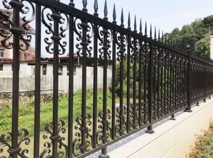 別墅護(hù)欄和別墅的美觀(guān)堅(jiān)固搭配